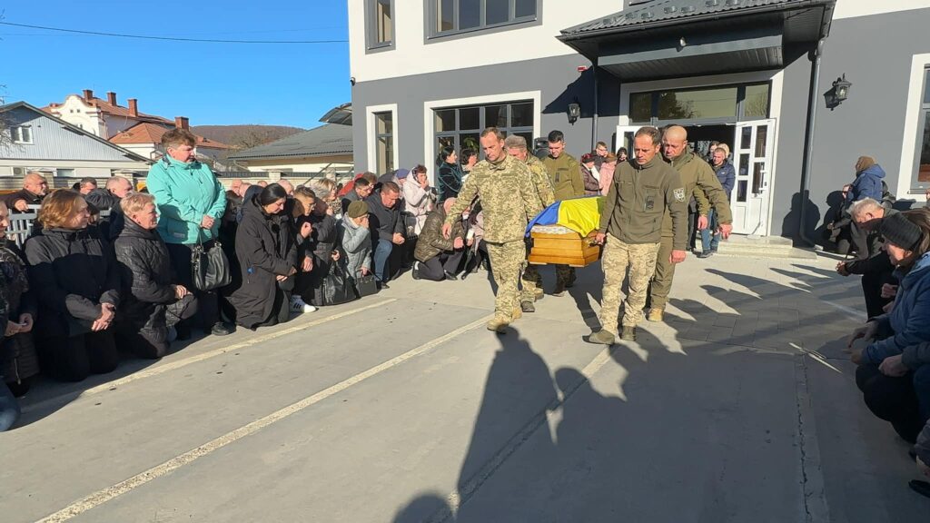 Сьогодні Надвірнянщина попрощалась зі своїм захисником Василем Грицівим