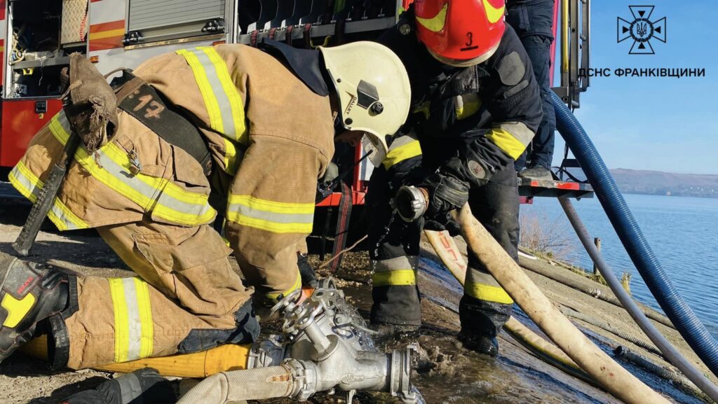 91 рятувальника та 28 одиниць техніки було залучено до ліквідації наслідків обстрілів на Івано-Франківщині