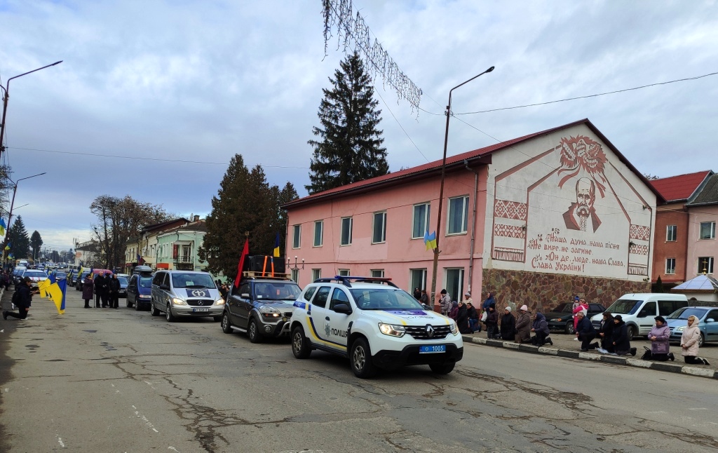 У Тлумачі на колінах зустріли загиблого захисника Василя Бойчука