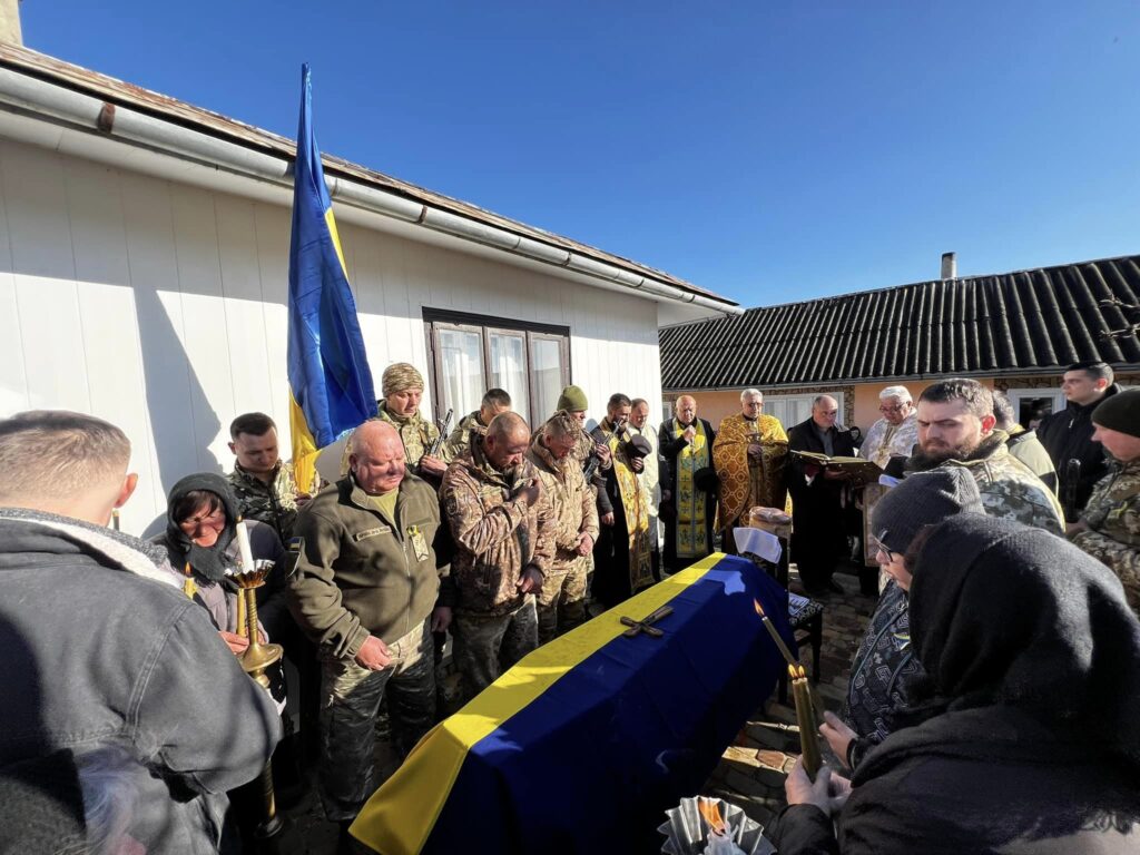 Городенківська громада провела в останню дорогу воїна Бойка Олега