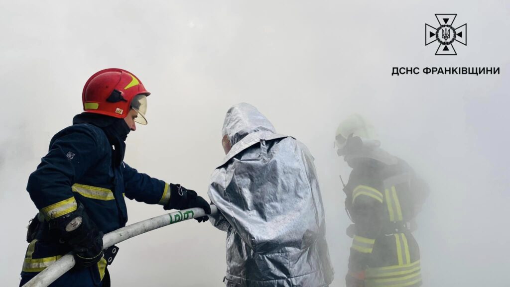 91 рятувальника та 28 одиниць техніки було залучено до ліквідації,ліквідації наслідків обстрілів на Івано-Франківщині,Головне управління ДСНС України в Івано-Франківській області