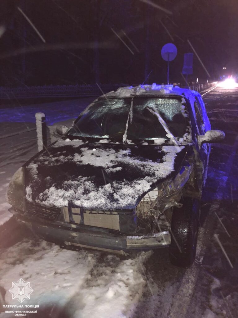 У Франківську п’яний водій намагався втекти від патрульних і врізався в огорожу