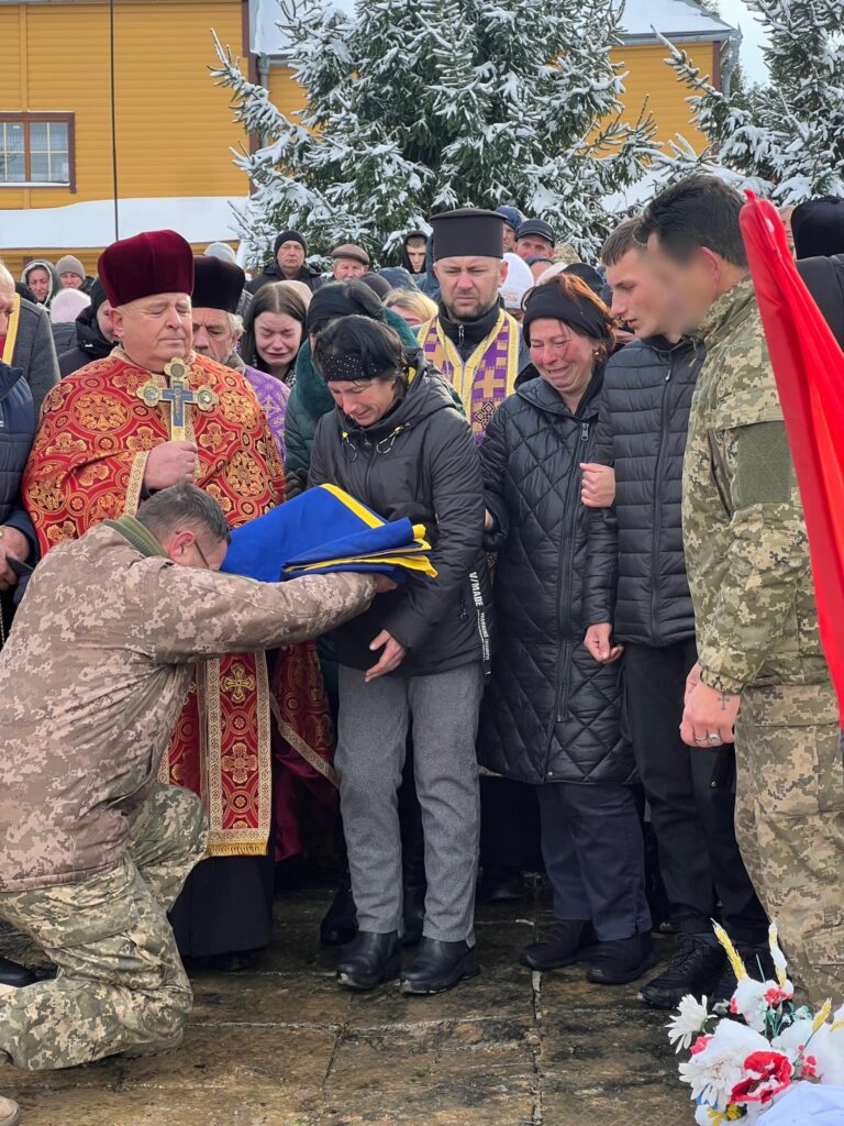 На Прикарпатті попрощалися з 19-річним Героєм Віталієм Дядюсем ФОТО