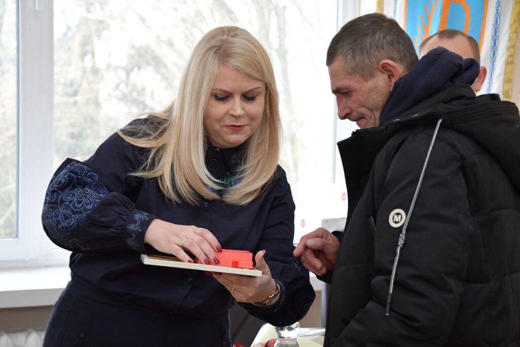 Звільненому з полону прикарпатцю Миколі Каменю вручили нагрудний знак "За незламність"