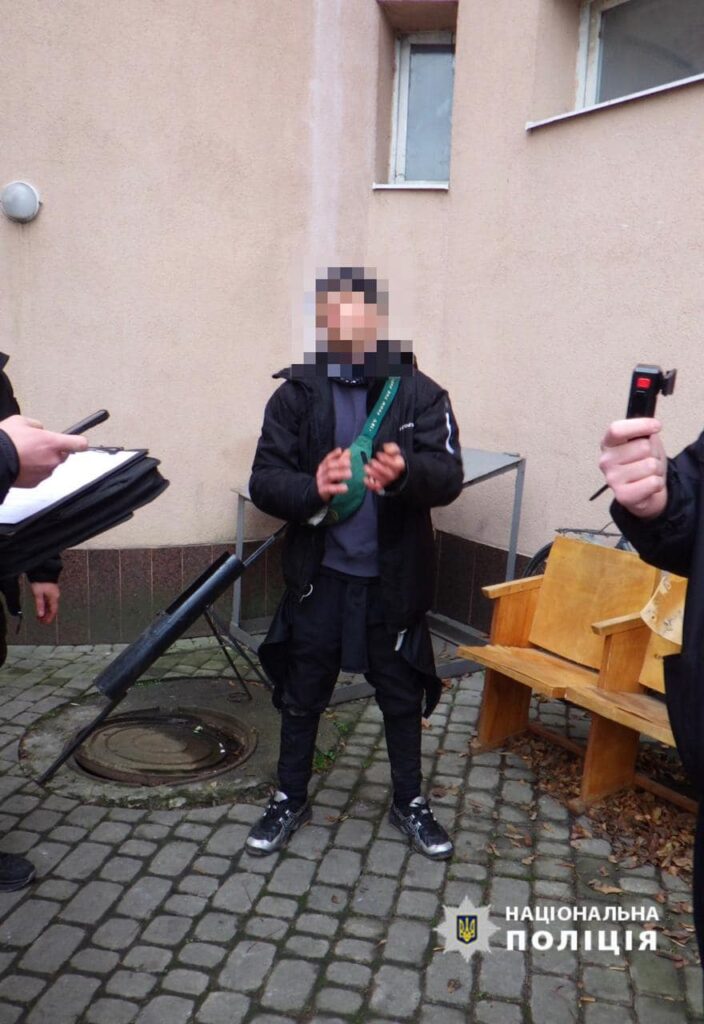 Перебував у розшуку ТЦК: франківські поліцейські виявили у молодика наркотики та ніж