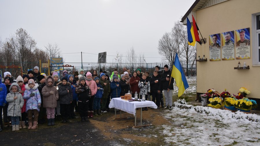 У селі Верхній Майдан відкрили меморіальну дошку полеглому бійцю Івану Білаку