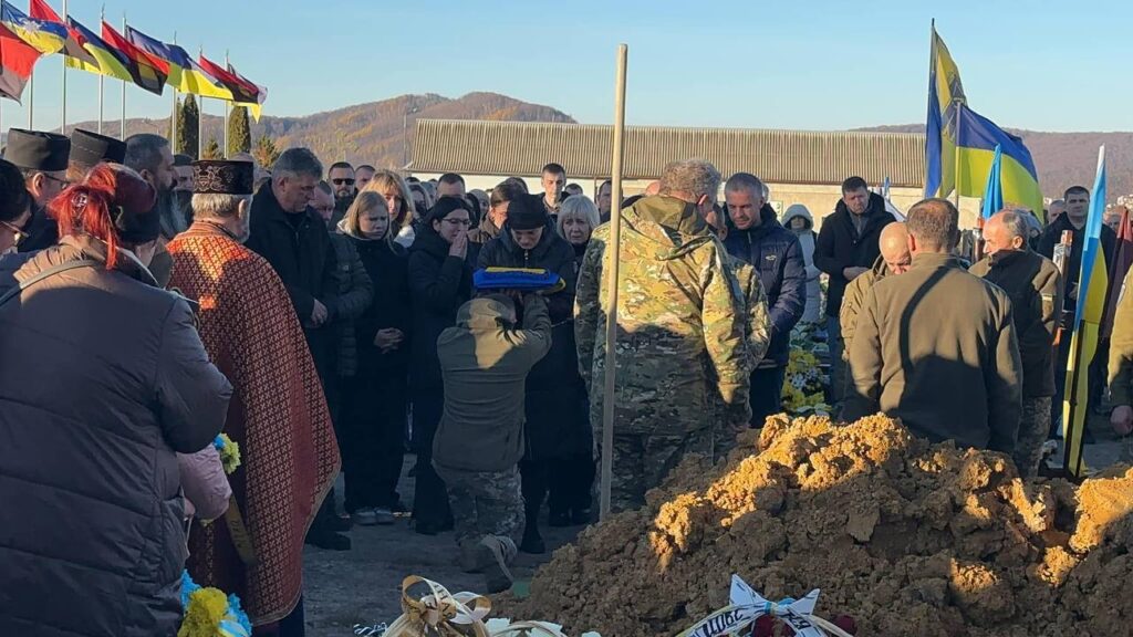 На Надвірнянщині попрощалися із загиблим воїном Василем Грицівом. ФОТО