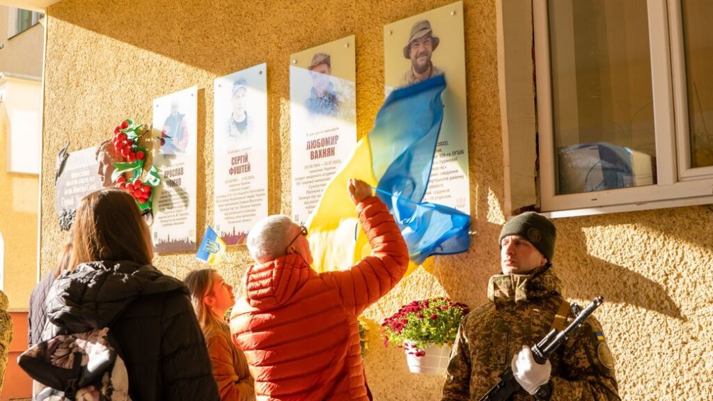 У Франківську відкрили меморіальну дошку полеглому на війні Віктору Ковачу