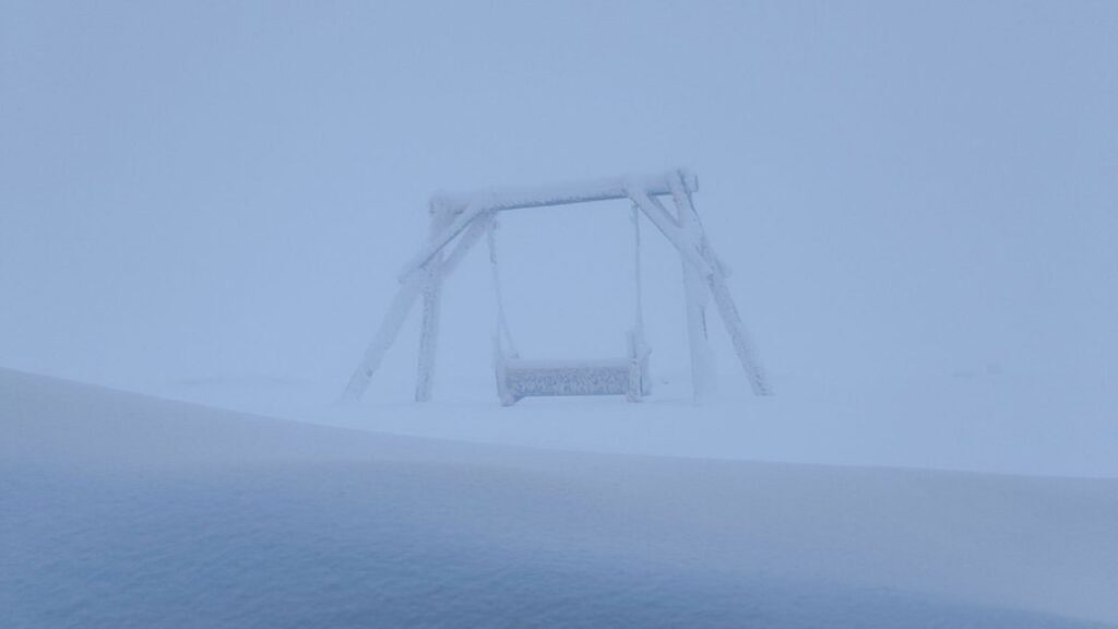 За ніч на горі Піп Іван у Карпатах випало до 30 сантиметрів снігу