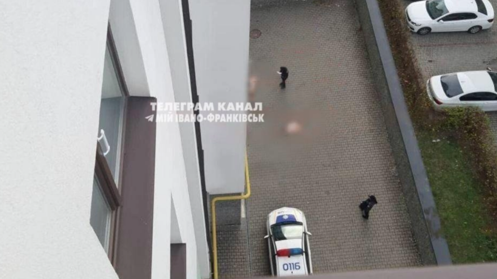 На Прикарпатті чоловік випав з вікна багатоквартирного будинку