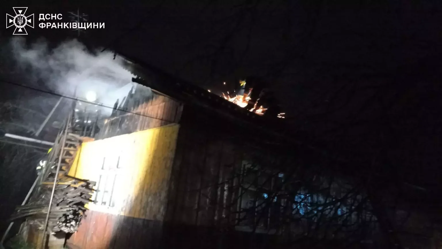 дві пожежі в селищі Лисець,ГУ ДСНС України в Івано-Франківській області,пожежа автомобіля та житлового будинку