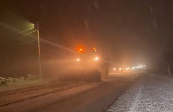 На Прикарпатті очищали від снігу та посипали дороги