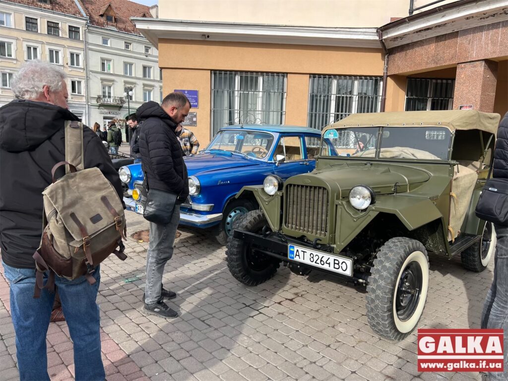 Під франківською Ратушею організували виставку ретроавтомобілів ФОТО