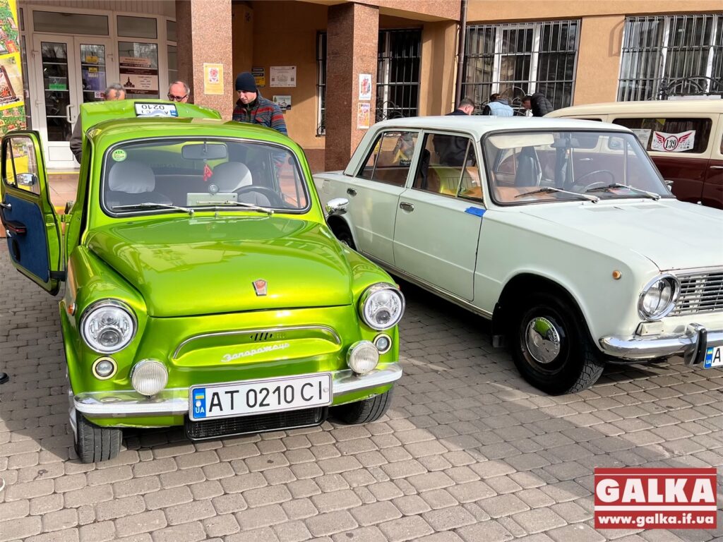 Під франківською Ратушею організували виставку ретроавтомобілів ФОТО