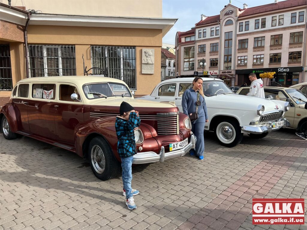 Під франківською Ратушею організували виставку ретроавтомобілів ФОТО