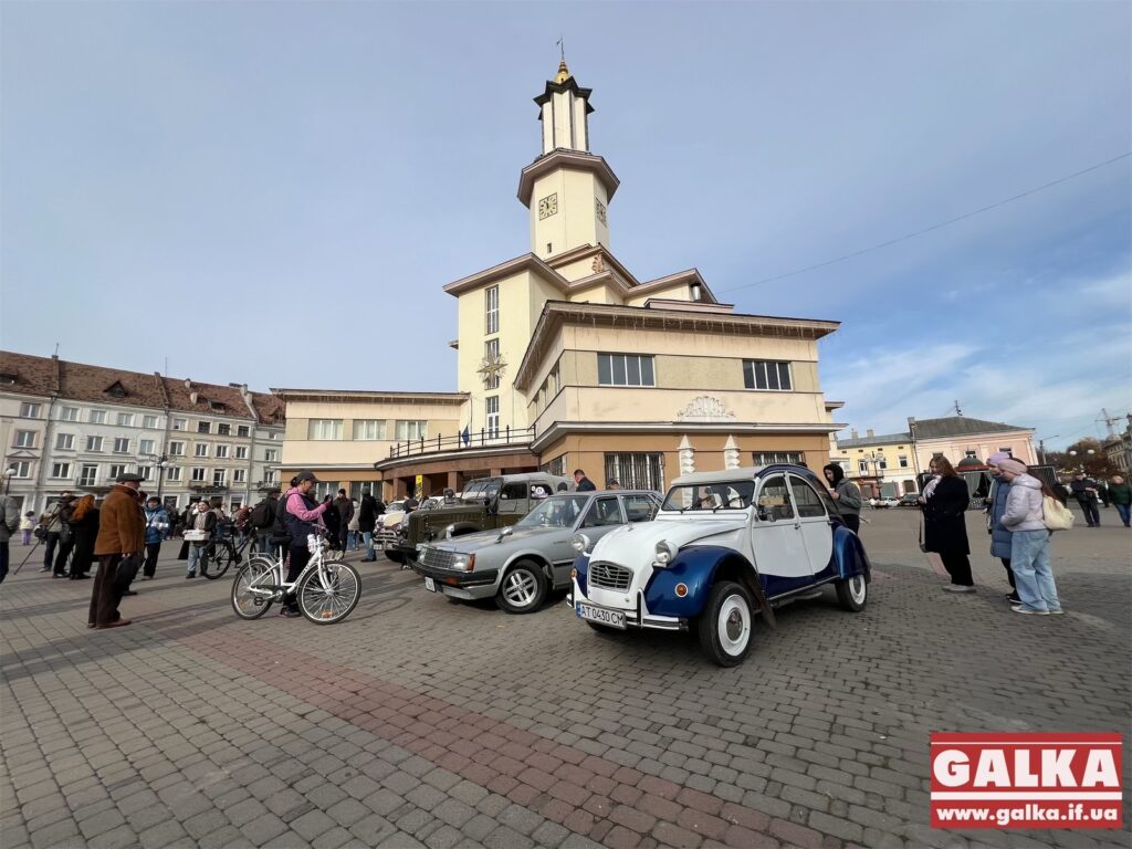 Під франківською Ратушею організували виставку ретроавтомобілів ФОТО