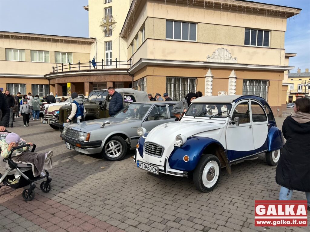 Під франківською Ратушею організували виставку ретроавтомобілів ФОТО