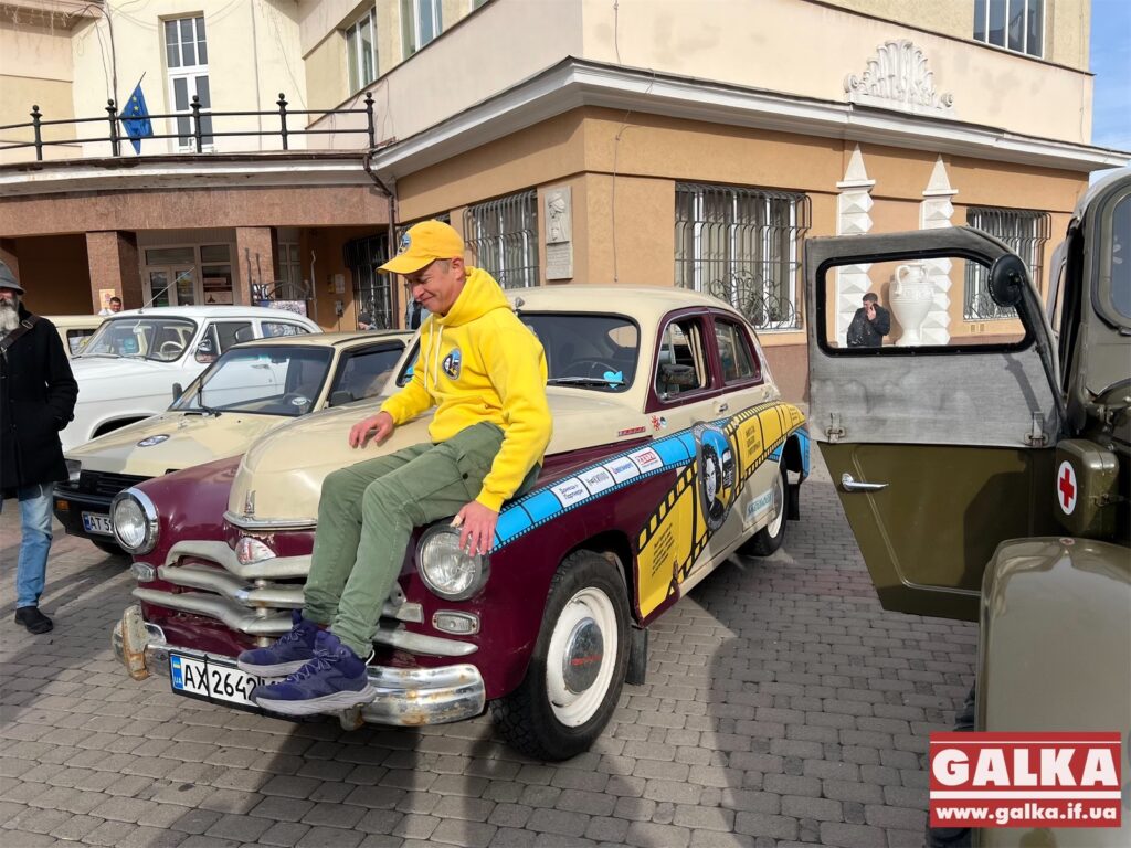 Під франківською Ратушею організували виставку ретроавтомобілів ФОТО