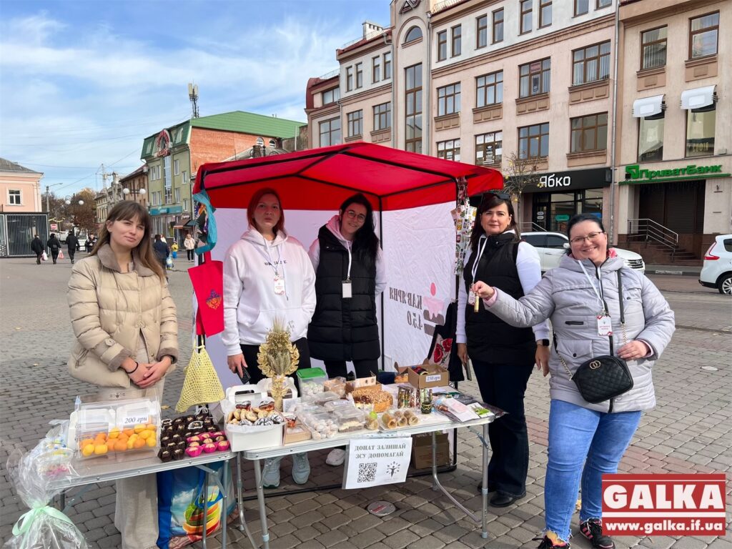 Під франківською Ратушею організували виставку ретроавтомобілів ФОТО