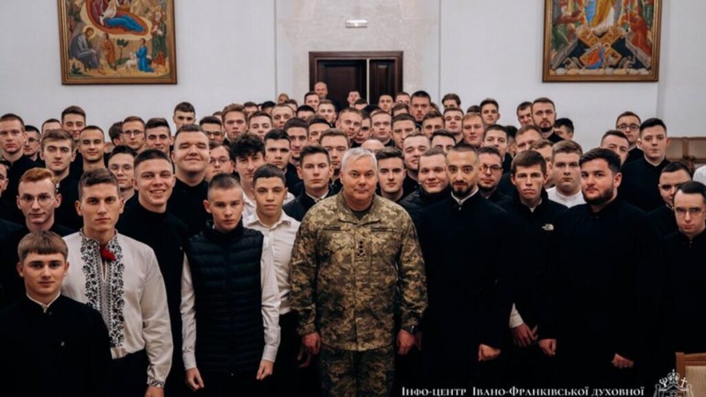 Франківські семінаристи УГКЦ зустрілись з генерал-лейтенантом Сергієм Наєвим