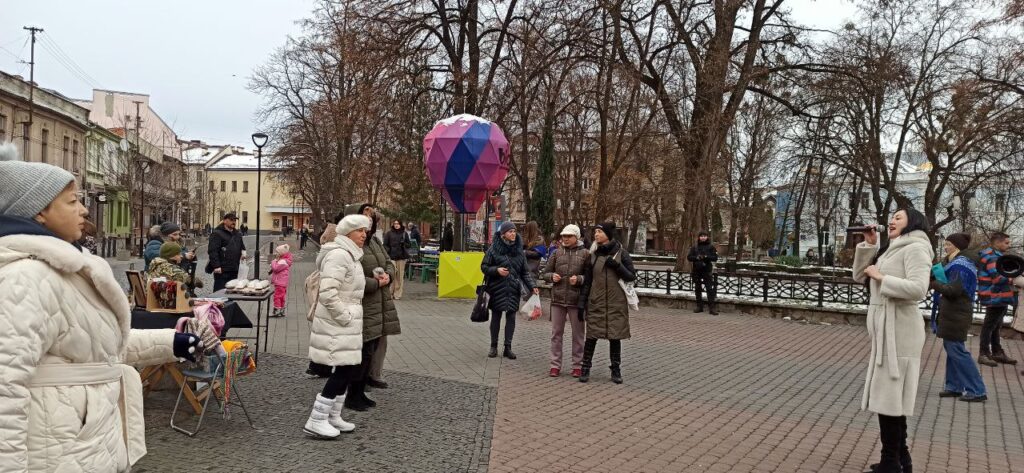 Сто Катрусь: в Івано-Франківську провели благодійний флешмоб для допомоги військовим