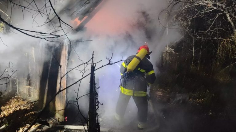 У Долині горіла господарська будівля