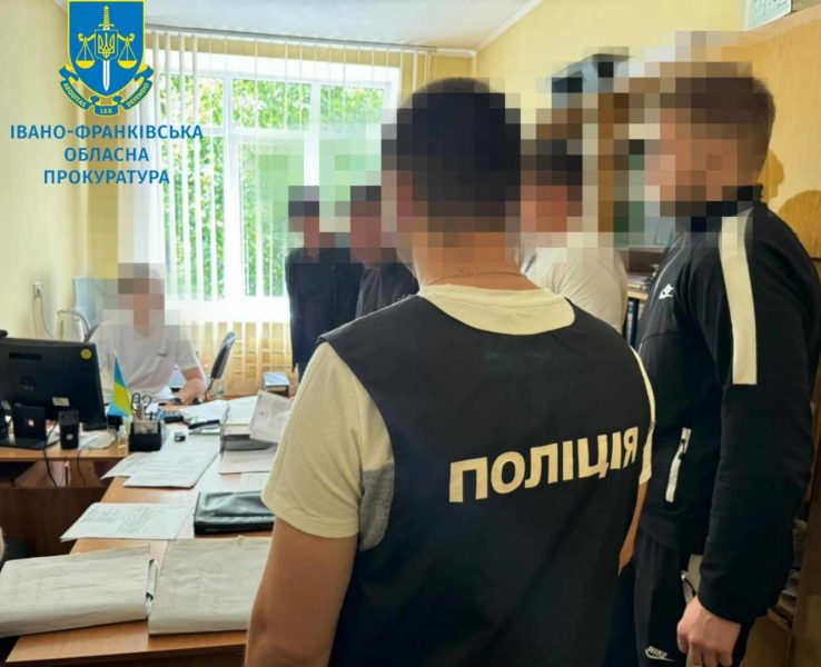 “Відстрочка” за 800 доларів: на Прикарпатті освітянин, який брав хабар у вступника, відбувся штрафом