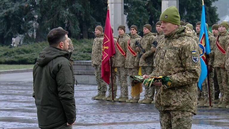 Зеленський вручив відзнаку “За мужність та відвагу” 102 прикарпатській бригаді ТрО