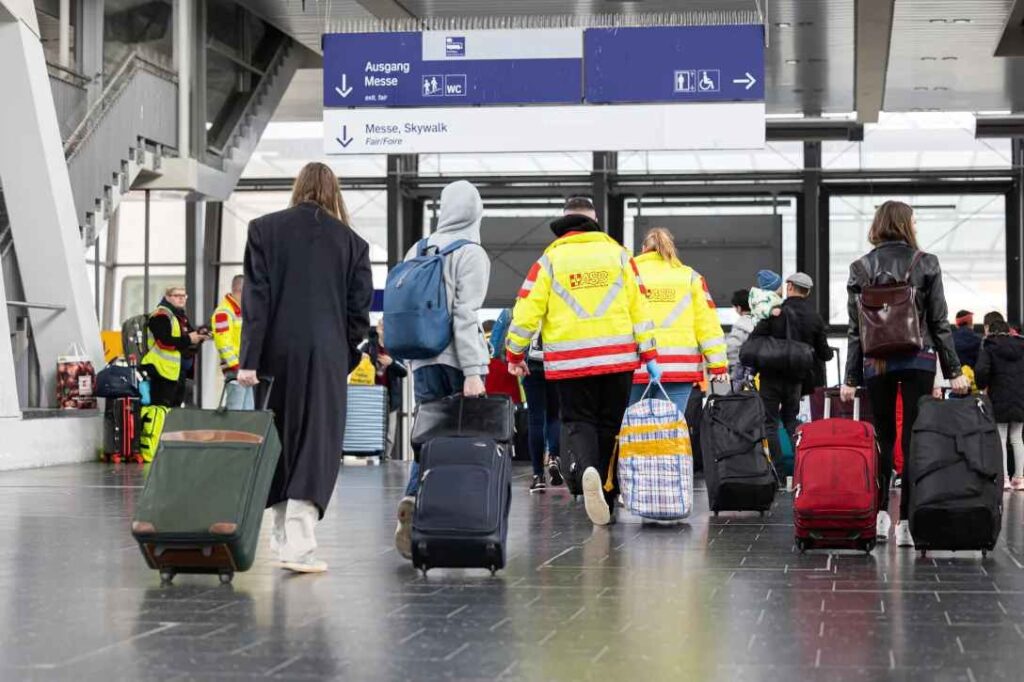 змусити українців повернутися додому,українські біженці