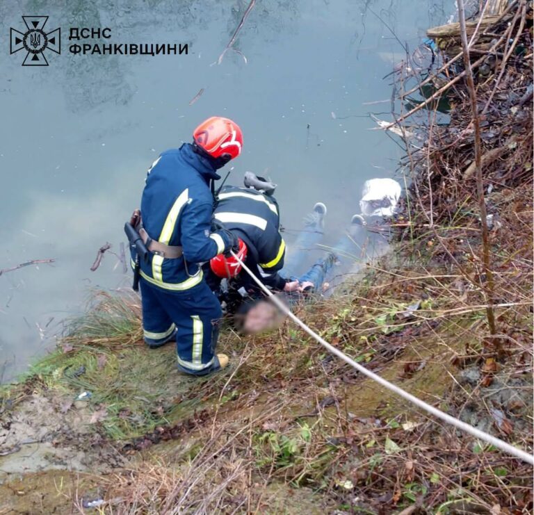 На Косівщині рятувальники витягнули з річки чоловіка