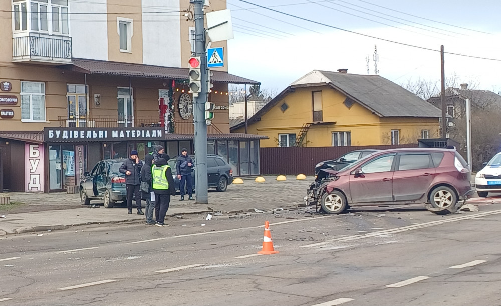 У Франківську біля аеропорту трапилася потужна аварія: Є постраждалі ФОТО