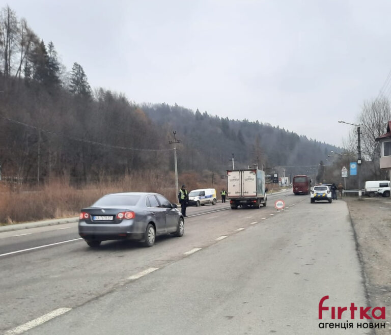 Дорогою до Буковелю ТЦК перевіряють військовозобов'язаних. ФОТО