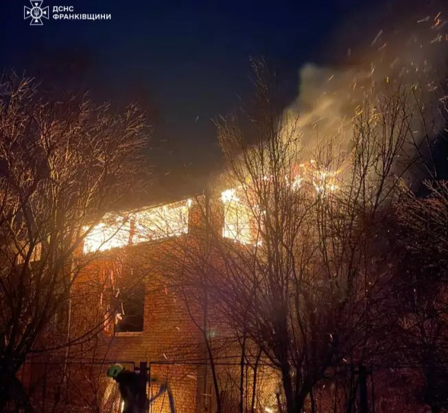 Виникло займання в житловому будинку: поблизу Франківська ліквідували пожежу