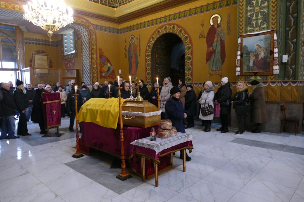 У Калуші провели в останню дорогу захисника Миколу Деркача