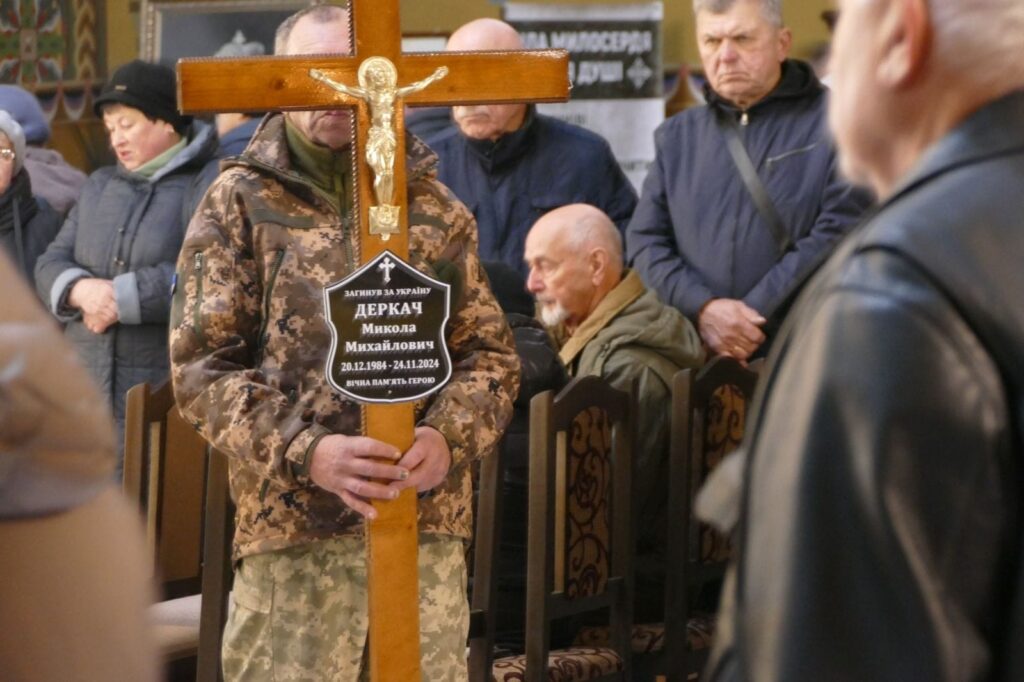 У Калуші провели в останню дорогу захисника Миколу Деркача