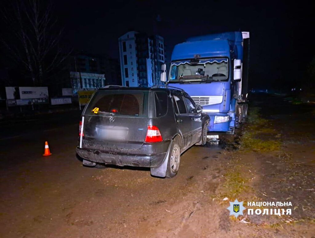 ДТП на Прикарпатті: загинули пішохід та керманич авто. ФОТО