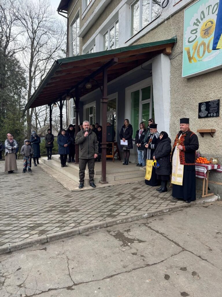 На Франківщині меморіальною дошкою вшанували пам'ять бойового медика Михайла Лазорика