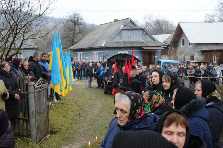 На Прикарпатті поховали загиблого Героя Любомира Гуменюка