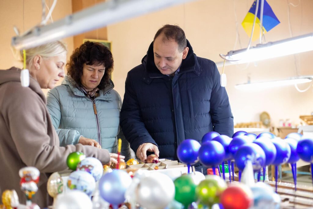 У Франківську створюють унікальні скляні ялинкові прикраси, які зберігають дух єдності