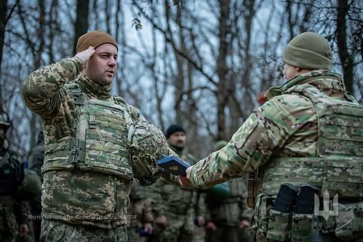 Бійця з Прикарпаття Тараса Сікачина нагородили "Золотим хрестом"