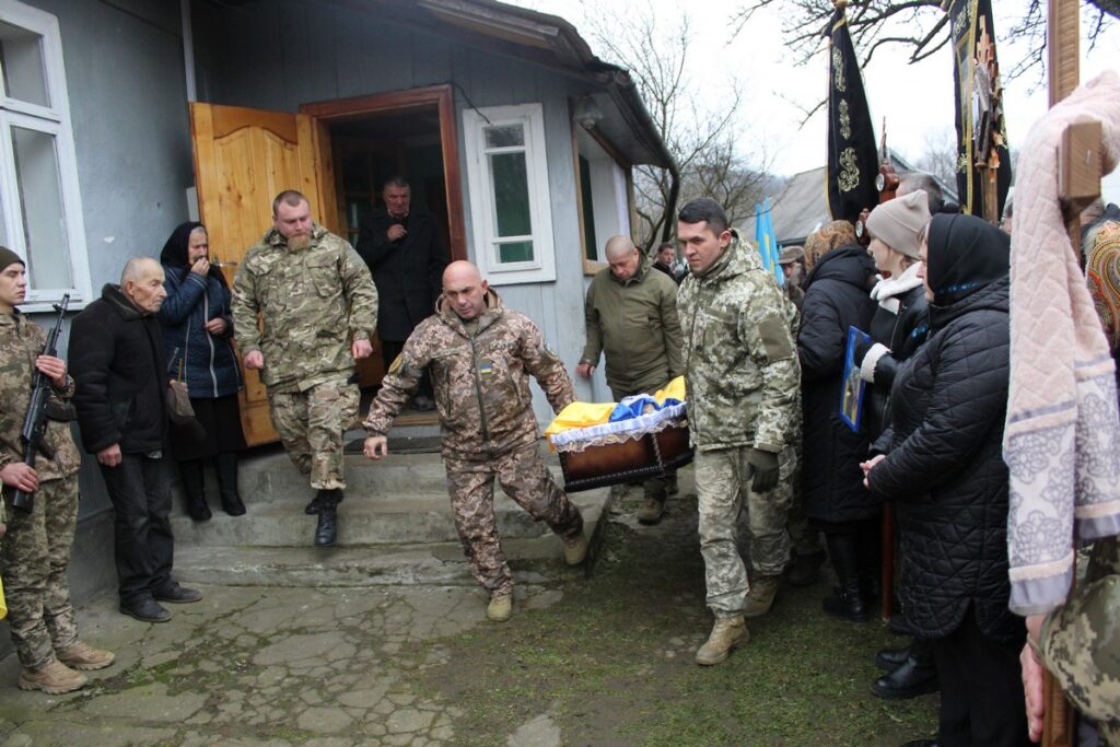 На Прикарпатті поховали загиблого Героя Любомира Гуменюка