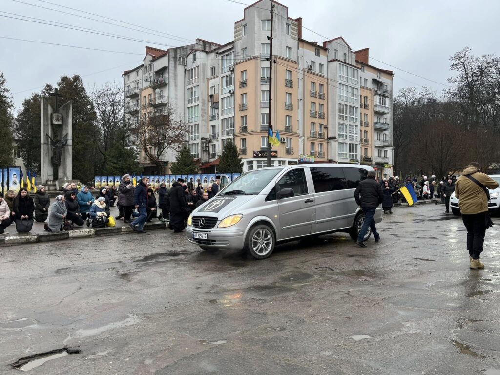 На Тлумаччині зустріли скорботний кортеж з тілом бійця Віталія Бойчука