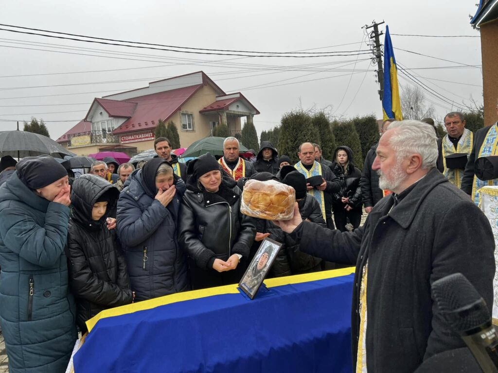 Сьогодні на Городенківщині проведуть в останню путь полеглого героя Володимира Бунька