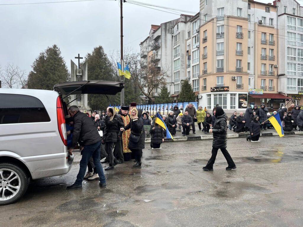 На Тлумаччині зустріли скорботний кортеж з тілом бійця Віталія Бойчука