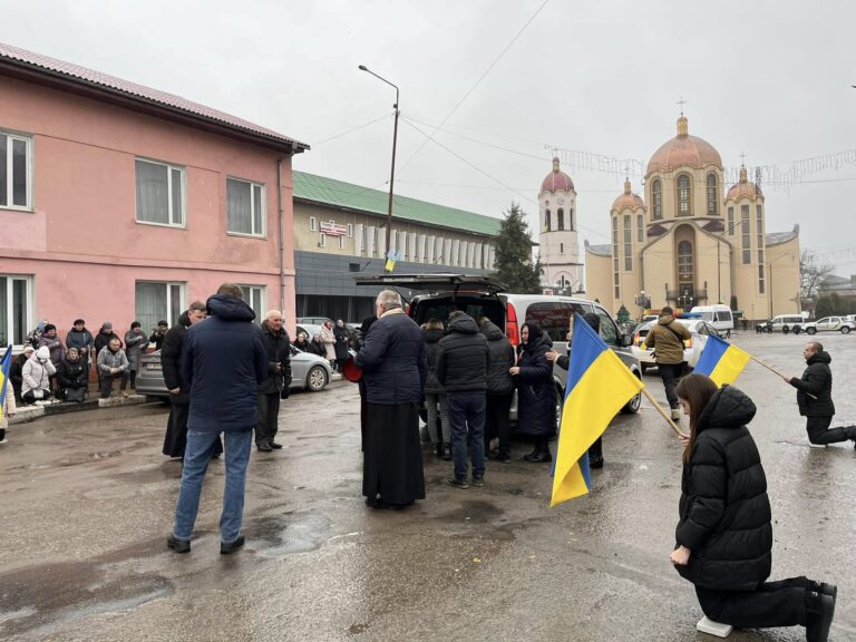 На Тлумаччині зустріли скорботний кортеж з тілом бійця Віталія Бойчука