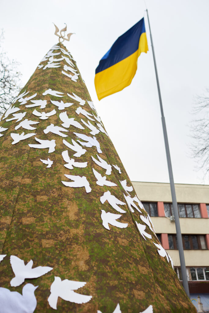 "Ялинку перемоги" встановили на Вічевому майдані у Івано-Франківську ФОТО