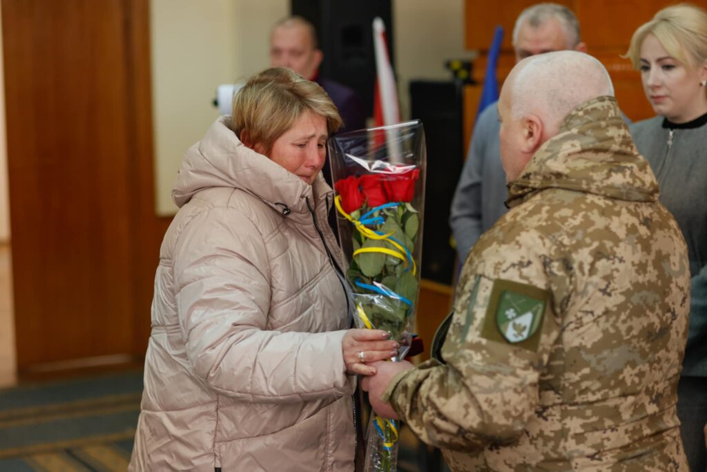 На Косівщині родичам полеглих воїнів передали нагороди ФОТО