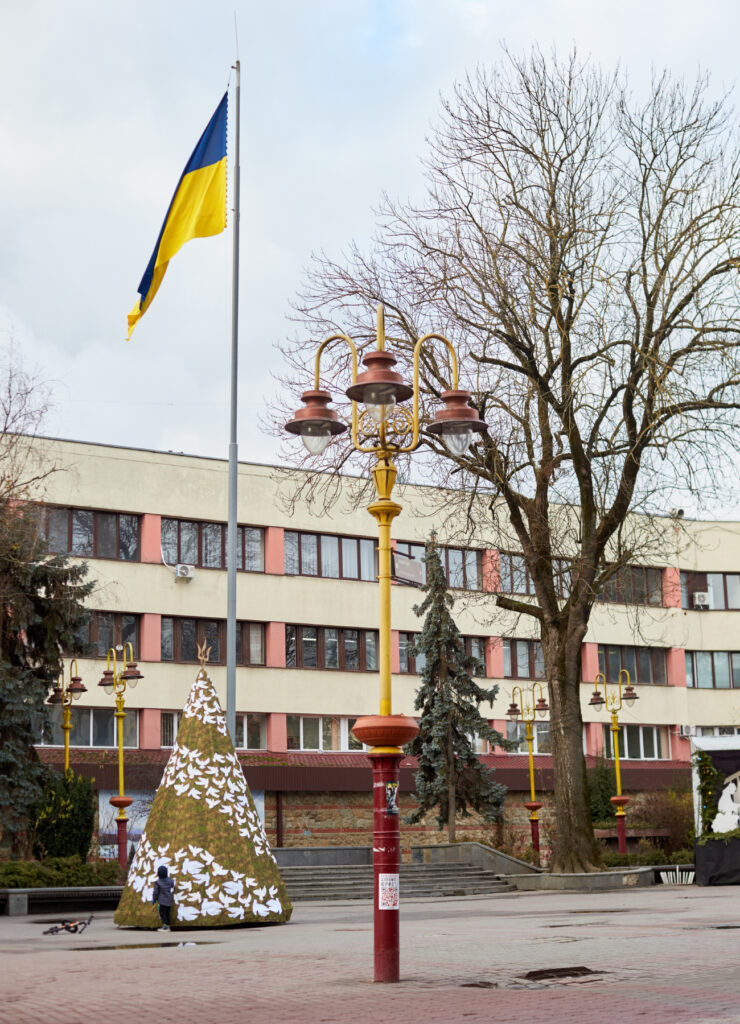 "Ялинку перемоги" встановили на Вічевому майдані у Івано-Франківську ФОТО