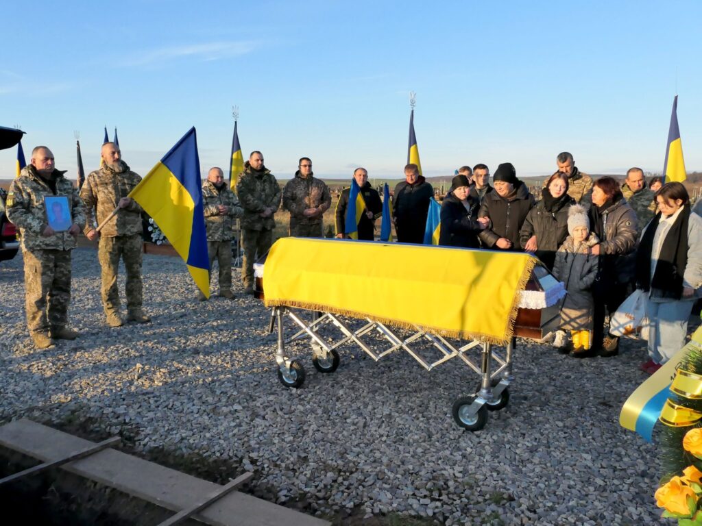 У Тисмениці попрощалися з полеглим Романом Синіговським ФОТО