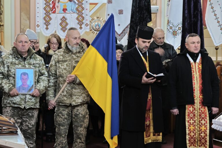 У Тисмениці попрощалися з полеглим Романом Синіговським ФОТО